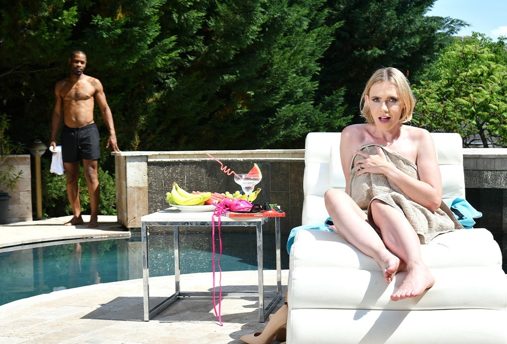 Penthouse Gold HD porn video: Rebel Rhyder, un día perfecto en la piscina