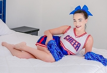 Penthouse Gold HD porn video: Die vollbusige Cheerleaderin Risa May setzt sich durch