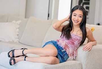 Penthouse Gold HD porn video: Jade Kimiko se cobra el alquiler a su manera
