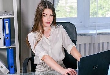 Penthouse Gold HD porn video: Princess Alice, secretaria cachonda adicta al sexo anal