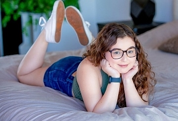 Penthouse Gold HD porn video: Leana Lovings weiß, wie man mit Schwänzen umgeht