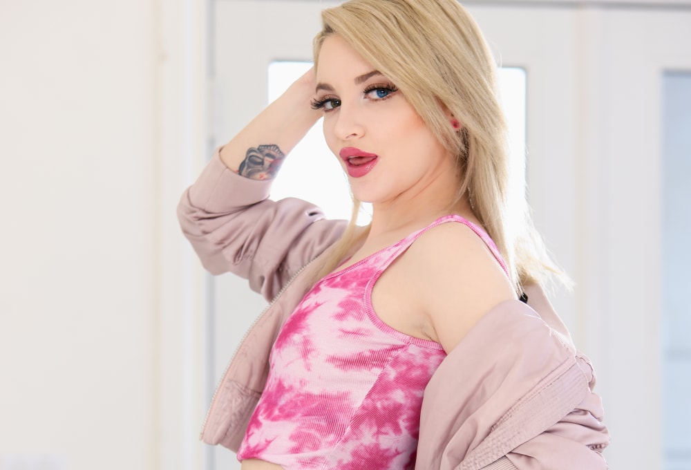Penthouse Gold porn video: Galerie - Creampie für die heiße Stiefschwester Lola Fae