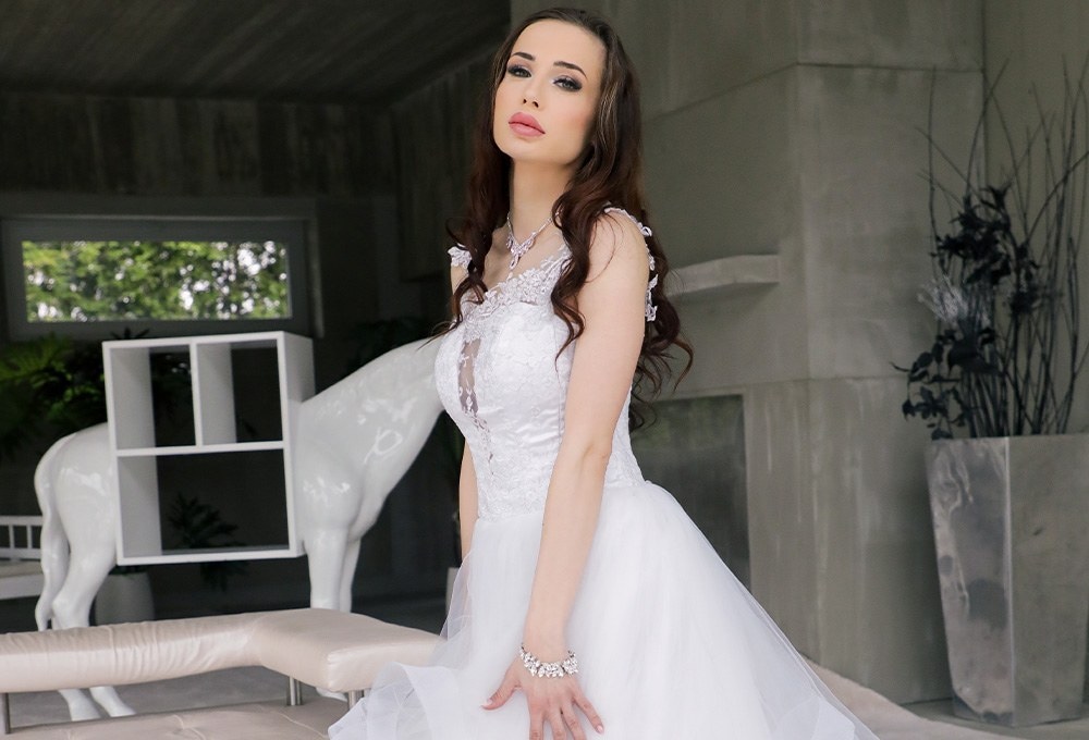 Penthouse Gold HD porn video: Nicole Love, sueños de una novia antes de pisar el altar