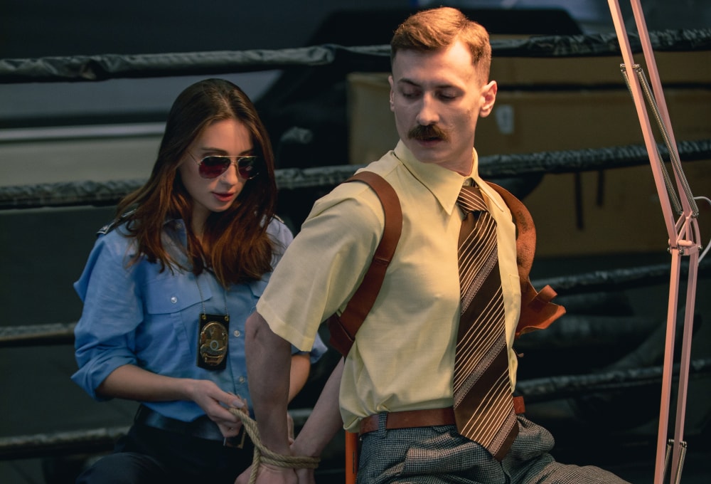 Penthouse Gold porn video: Galerie - Frecher Cop Liya Silver wird gebohrt