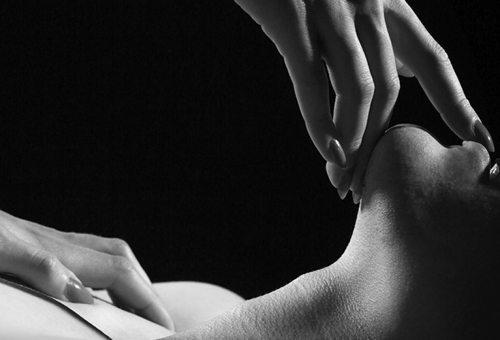 Penthouse Gold porn video: Nude On Arrival