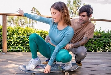 Penthouse Gold HD porn video: Jesse Pony prefiere el sexo al patinaje