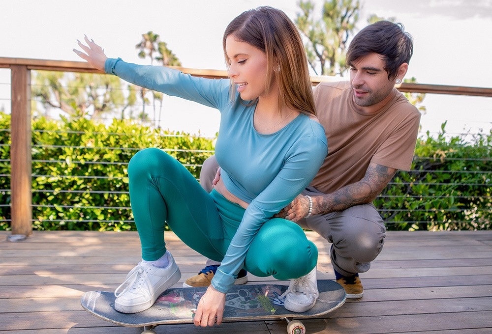 Penthouse Gold HD porn video: Jesse Pony prefiere el sexo al patinaje