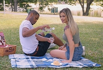 Penthouse Gold HD porn video: Ria Sunn en un trío interracial con DP