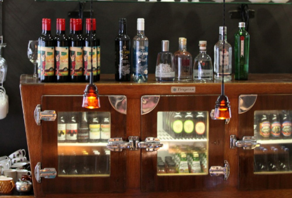 Penthouse Gold porn video: Double Fisting: Of All the Gin Joints