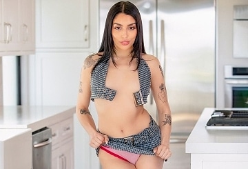 Penthouse Gold HD porn video: Vanessa Sky y su padrastro calientes en la cocina