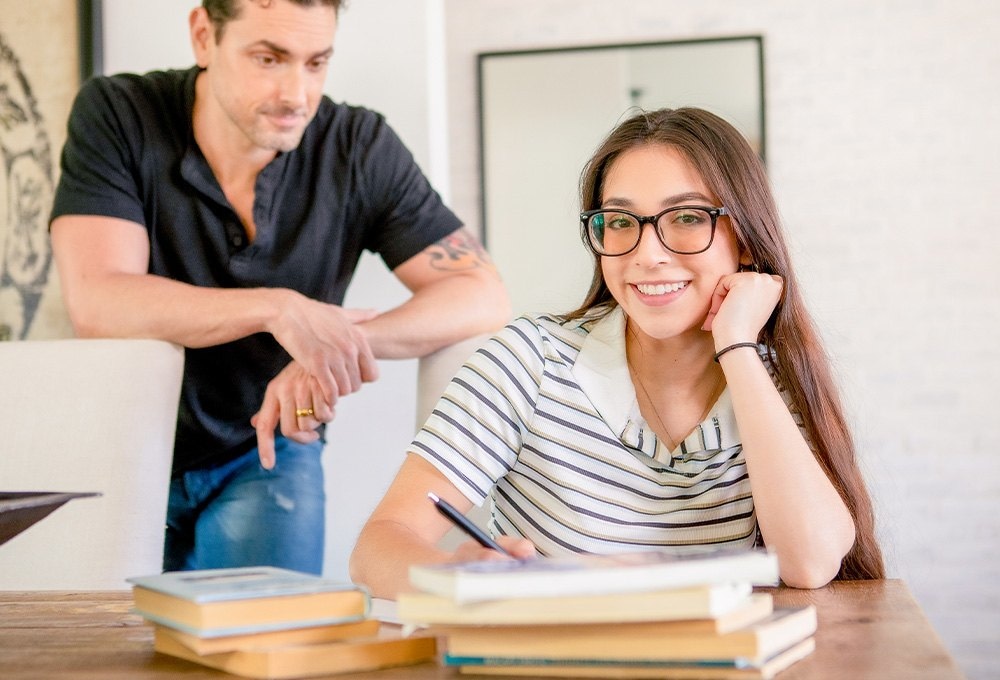 Penthouse Gold HD porn video: A Madison Wilde le gusta acabar con las gafas manchadas…