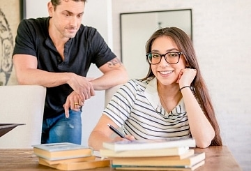 Penthouse Gold HD porn video: Madison Wilde weiß, was Daddy will