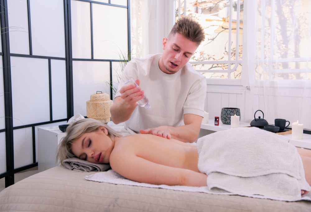 Penthouse Gold porn video: Galería - Winter Ashby debuta en un masaje muy caliente