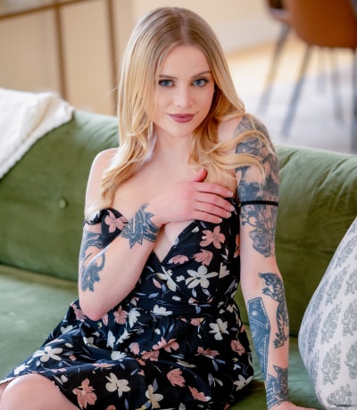 Penthouse Gold porn video: Galerie - Paris White macht den Lieferjungen