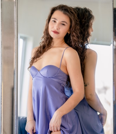 Penthouse Gold porn video: Galería - Liz Jordan debuta en el sueño húmedo de una noche de verano