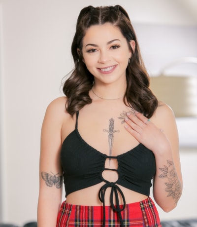 Penthouse Gold porn video: Galería - Bella Luna consuela a su suegro follándoselo