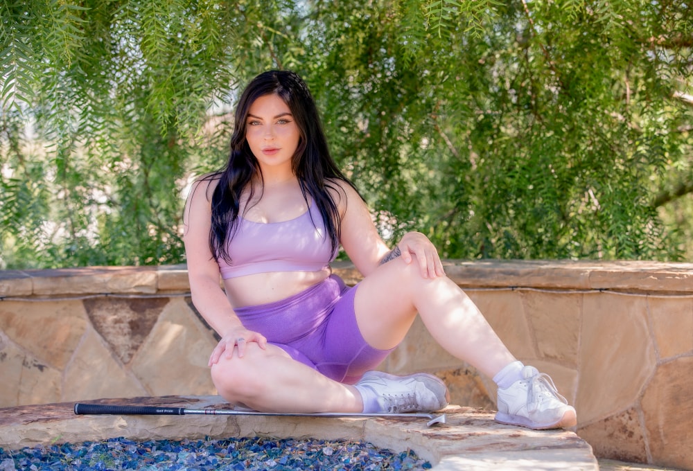 Penthouse Gold porn video: Galerie - Keira Croft stellt ihren saftigen großen Hintern zur Schau