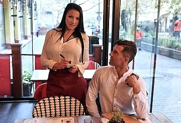 Penthouse Gold HD porn video: Jolee Love, la camarera de tus fantasías