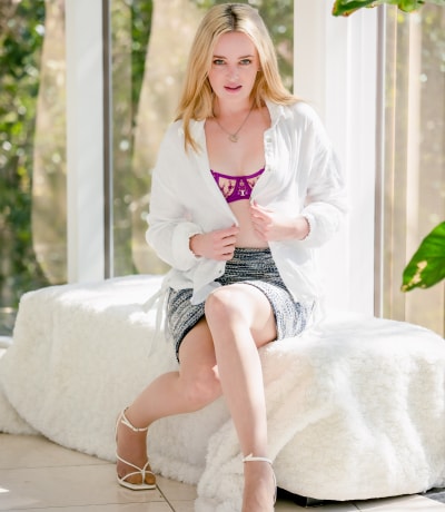 Penthouse Gold porn video: Galería - Charlie Forde, MILF y terapeuta cachonda en la cárcel